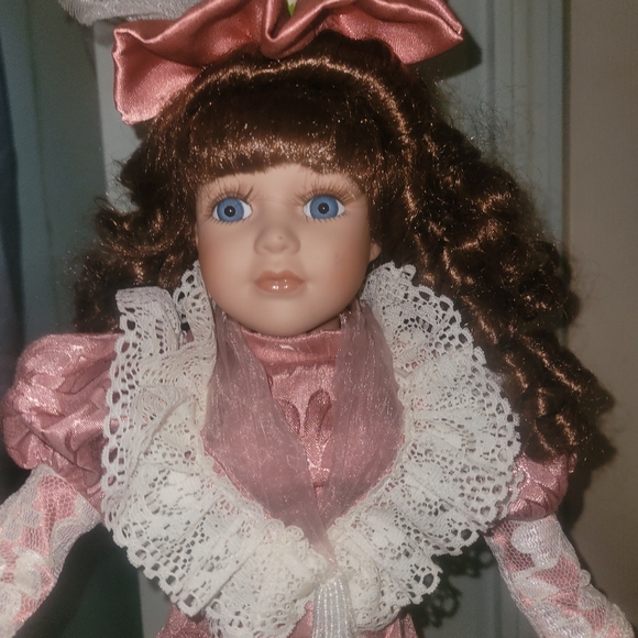 Dandee Brunette Collectible Porcelain Doll with stand & tag - Picture 6 of 7
